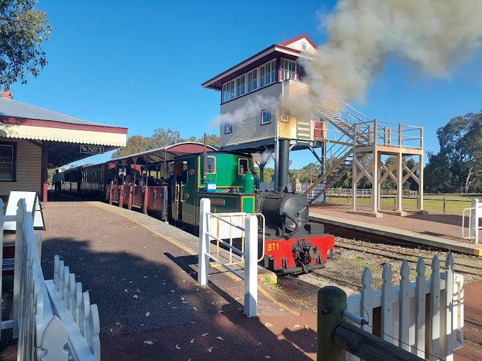 Whiteman Park and Caversham Wildlife Park Day Tour